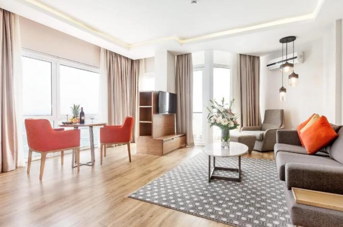 Salamis Bay Conti Resort Hotel & Casino Famagusta  Ruang foto A suite at the hotel