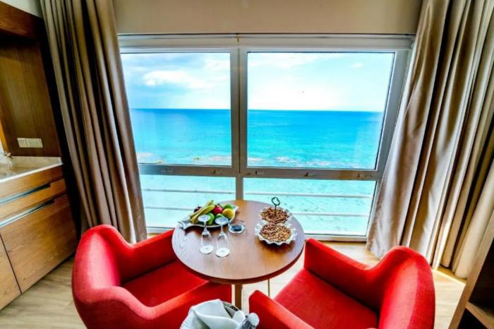 Salamis Bay Conti Resort Hotel & Casino Famagusta  Ruang foto A room at the hotel