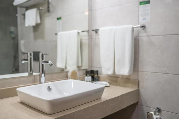Salamis Bay Conti Resort Hotel & Casino Famagusta  Ruang foto Bathroom