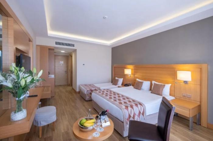 Salamis Bay Conti Resort Hotel & Casino Famagusta  Ruang foto A room at the hotel