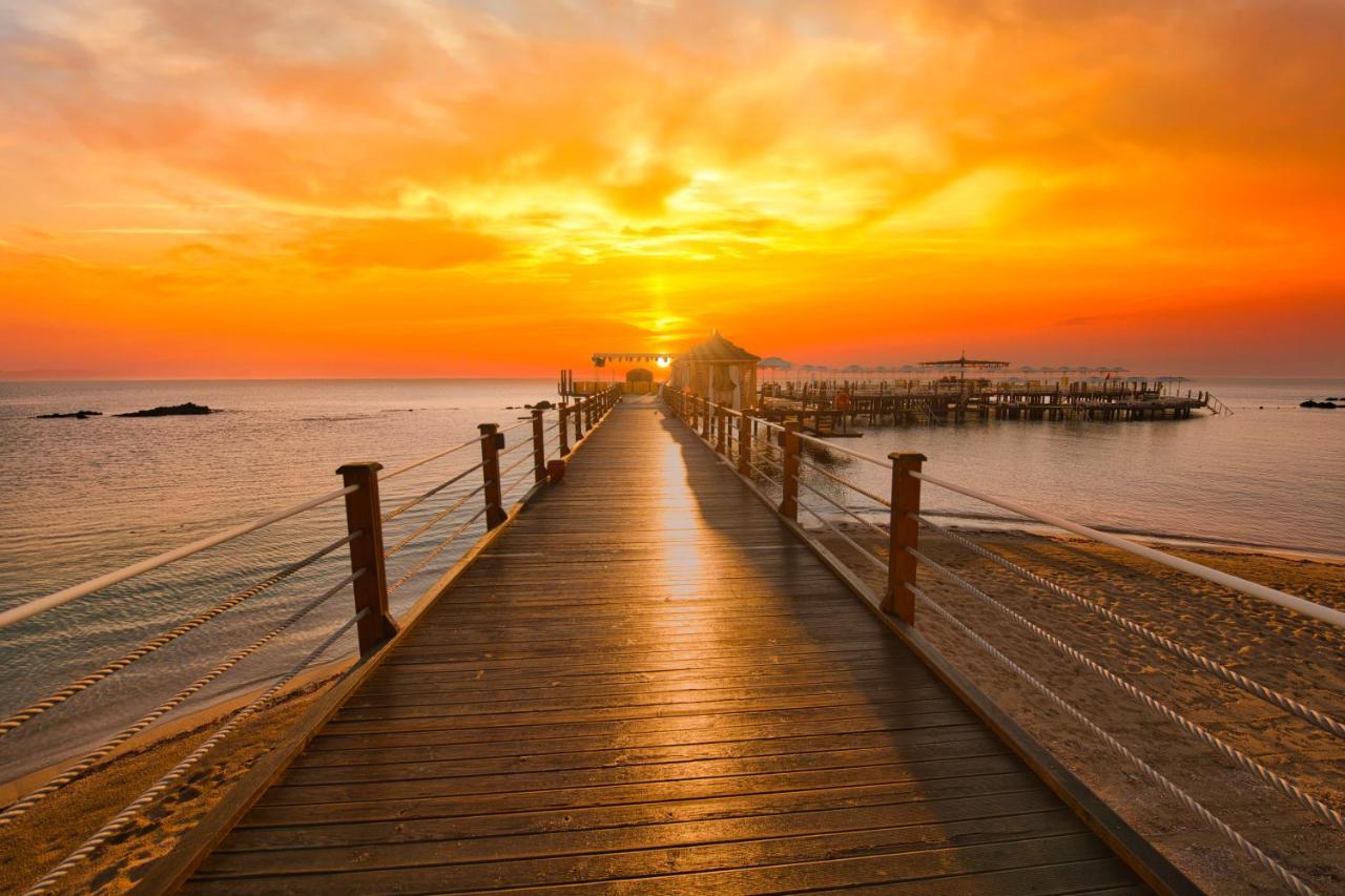 Salamis Bay Conti Resort Hotel & Casino Famagusta  Bagian luar foto Sunset at the pier