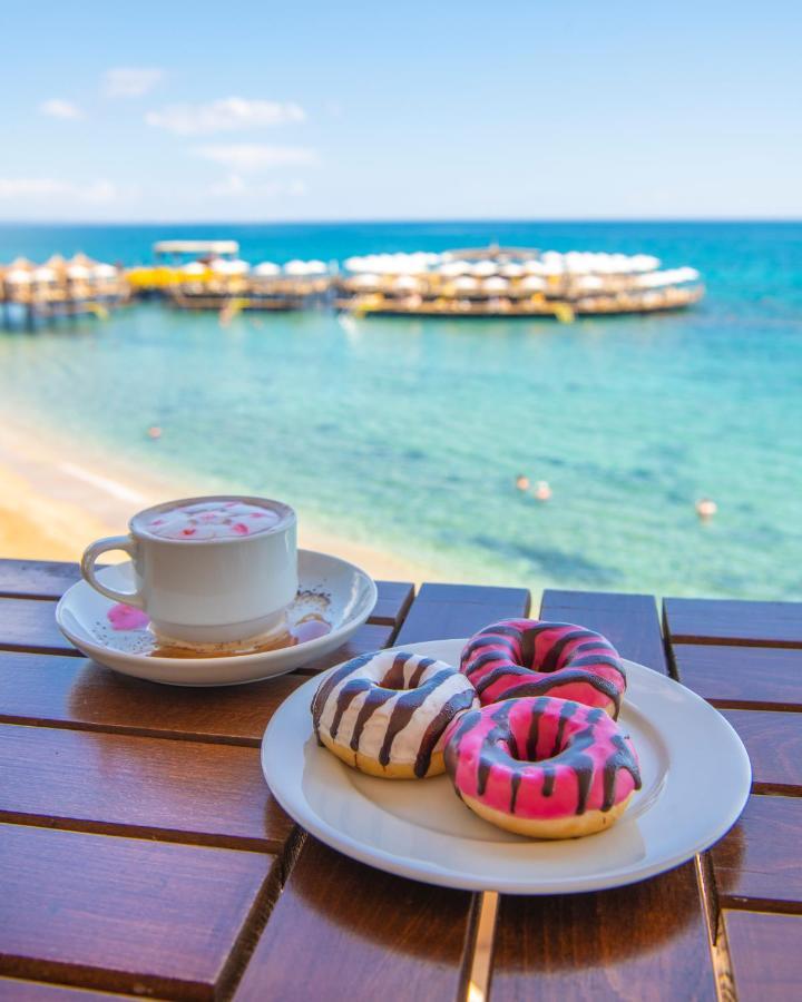 Salamis Bay Conti Resort Hotel & Casino Famagusta  Bagian luar foto A cup of coffee and donuts