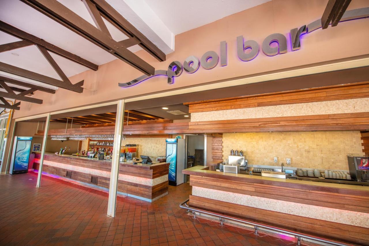 Salamis Bay Conti Resort Hotel & Casino Famagusta  Bagian luar foto The pool bar at the hotel